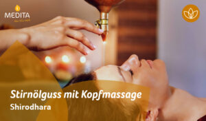 Die Hand einer Ayurvedatherapeutin öffnet den Verschluss des Ölbehälters um warmes Öl auf die Stirn einer Patientin zu gießen. das ist der Stirnölgus mit Kopfmassage